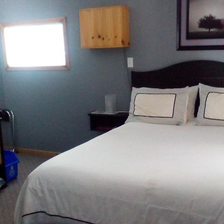 Spectacle Lake Lodge Bancroft Exterior foto