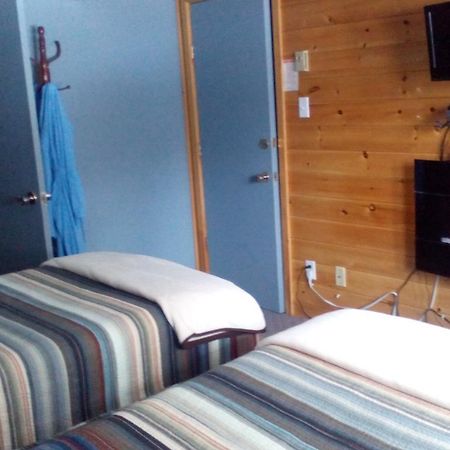 Spectacle Lake Lodge Bancroft Exterior foto