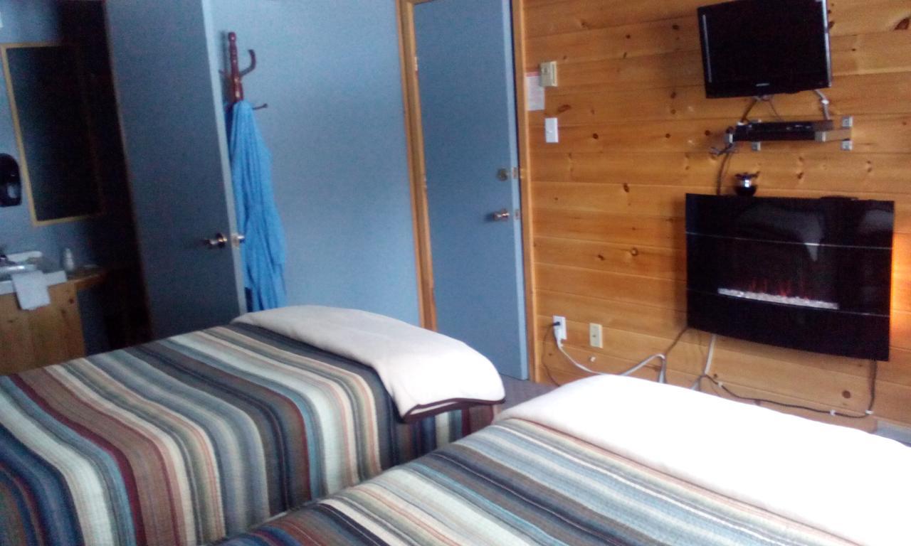 Spectacle Lake Lodge Bancroft Exterior foto